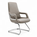 Taupekleurige PU-stoel met armleuningen en verchroomd sledeframe, 62 x 66 x 102 cm