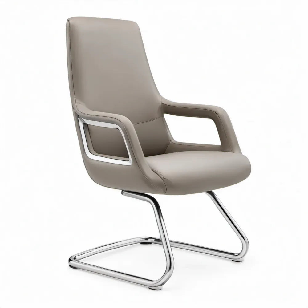 Taupekleurige PU-stoel met armleuningen en verchroomd sledeframe, 62 x 66 x 102 cm